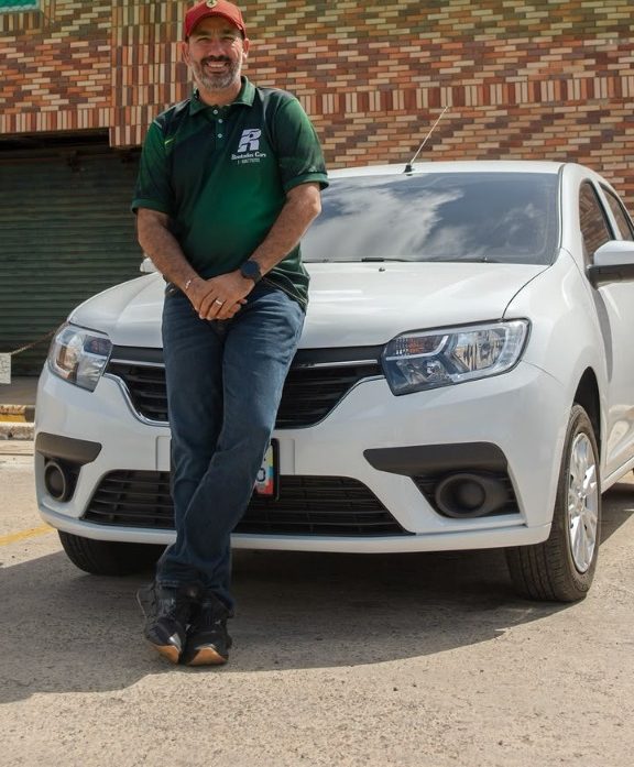 Equipo de Rentados Cars con un Renault Logan
